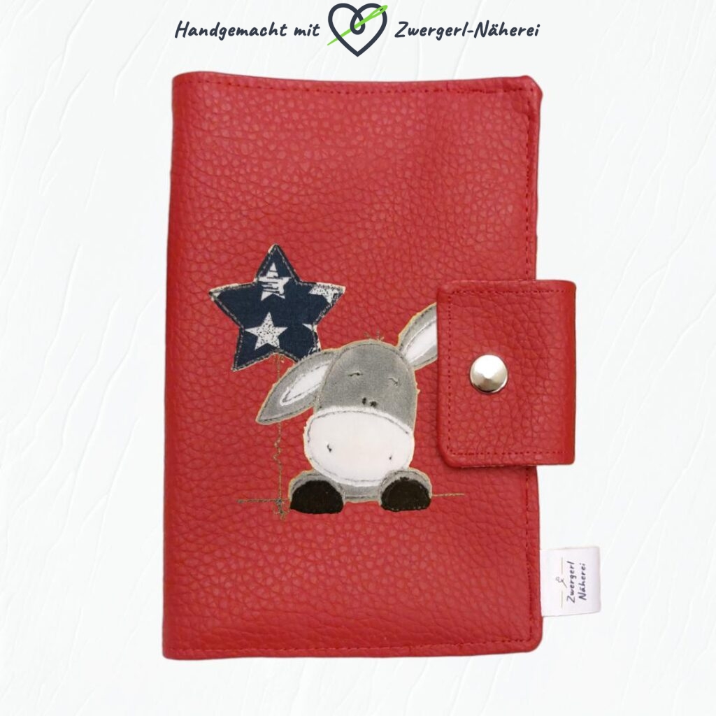 Mutterkindpasshülle rotes Kunstleder und Stoff mit Esel-Stickapplikation handmade Vorderansicht