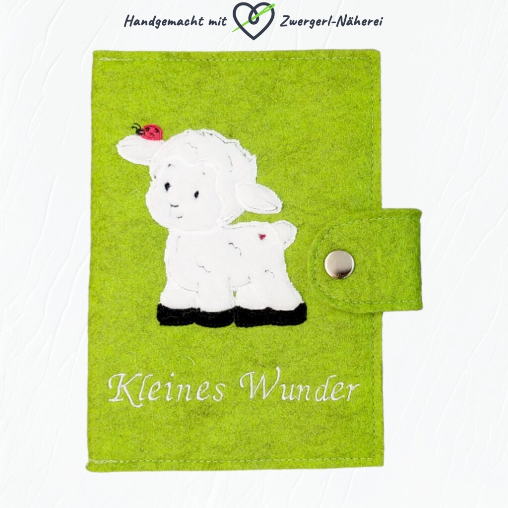 Mutterkindpass Hülle Grün Merino-Wollfilz Lamm-Stickapplikation handmade Österreich Vorderansicht