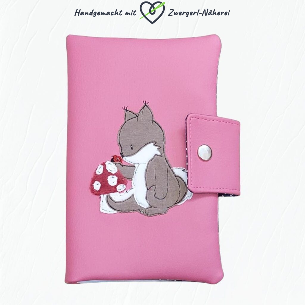 Mutterkindpass Hülle rosa Kunstleder und tolle Stoffkombi mit Eichhörnchen-Motiv Vorderansicht