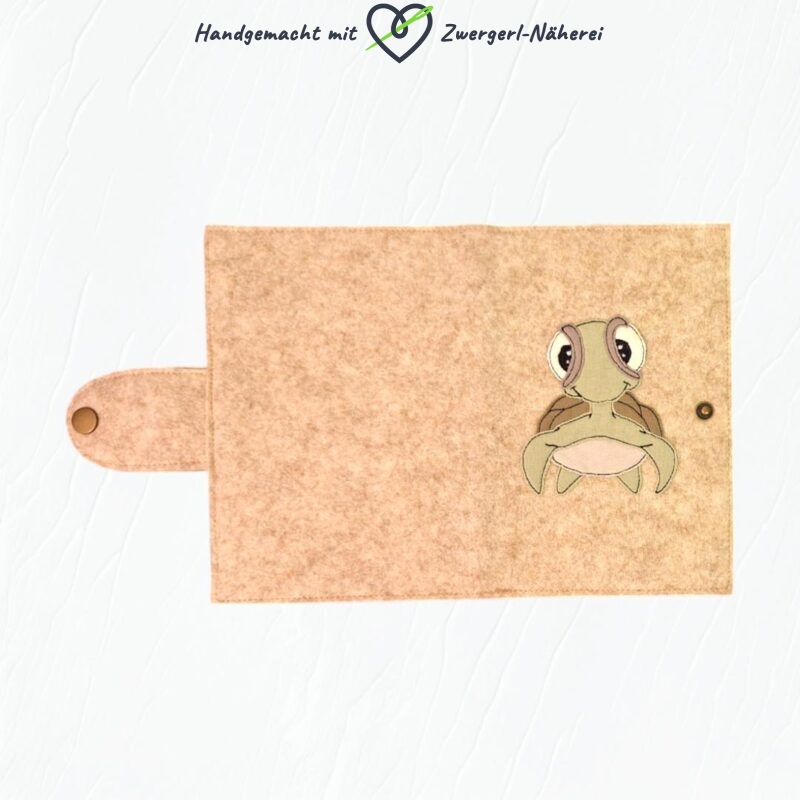 Mutterkindpass-Hülle hellbeige handmade personalisiert mit Schildkröten-Stickapplikation Gesamtansicht