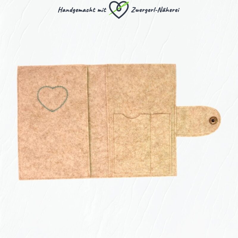 Mutterkindpass-Hülle hellbeige handmade personalisiert mit Schildkröten-Stickapplikation Innenansicht