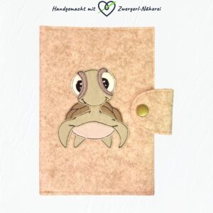 Mutterkindpass-Hülle hellbeige handmade personalisiert mit Schildkröten-Stickapplikation Vorderansicht