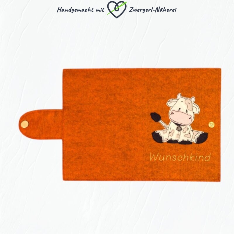 Mutterkindpass-Hülle orange Kuh-Stickapplikation handmade personalisiert Gesamtansicht