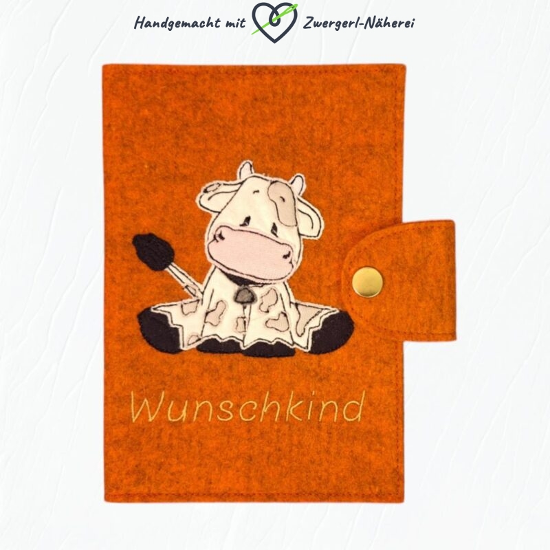 Mutterkindpass-Hülle orange Kuh-Stickapplikation handmade personalisiert Vorderansicht