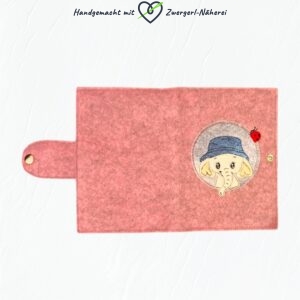 Mutterkindpass-Hülle rosa handmade personalisiert mit Elefant-Stickapplikation Gesamtansicht