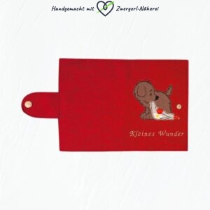 Mutterkindpass-Hülle rot mit Hund-Stickapplikation handmade personalisiert Gesamtansicht