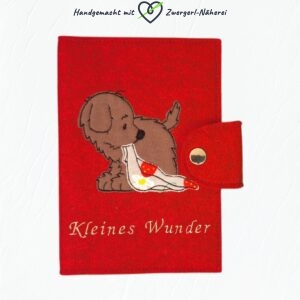 Mutterkindpass-Hülle rot mit Hund-Stickapplikation handmade personalisiert Vorderansicht